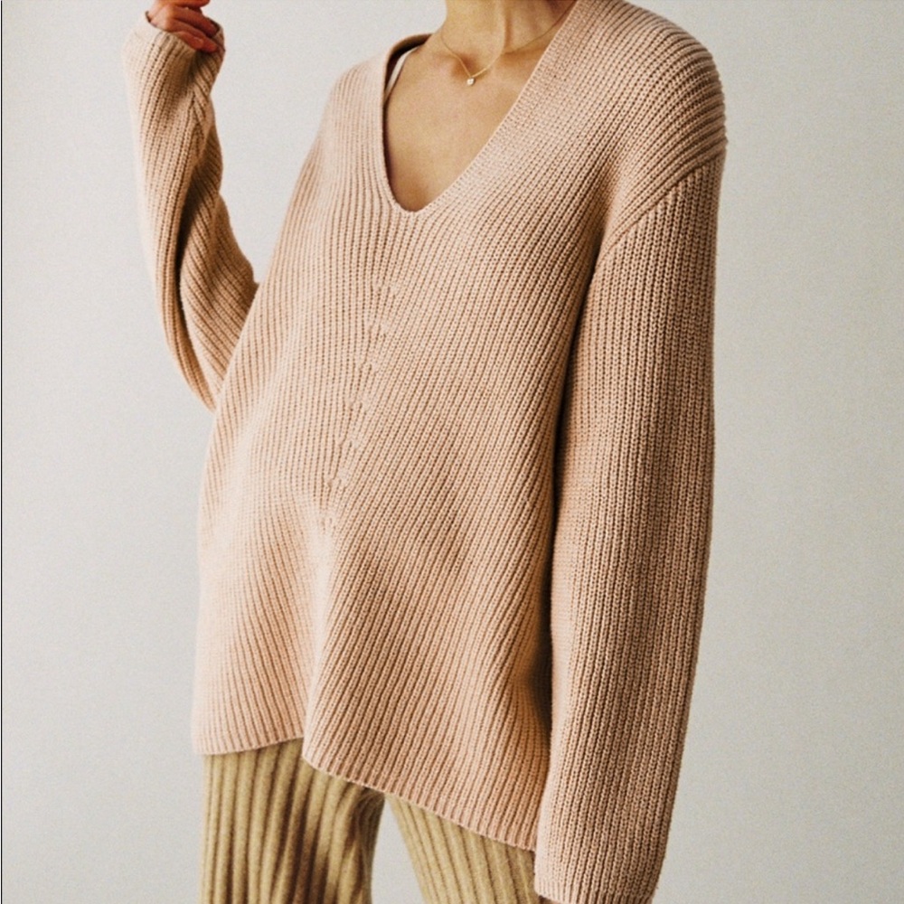 BNWOT URBAN OUTFITTERS VICTORIA OVER-SIZED SLOUCHY V-NECK BEIGE SWEATER SIZE XS - Picture 1 of 9